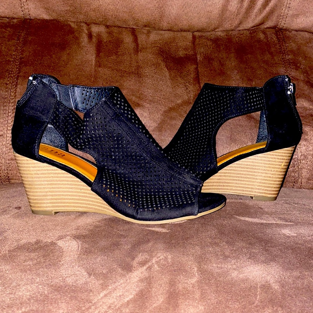 Black wedges